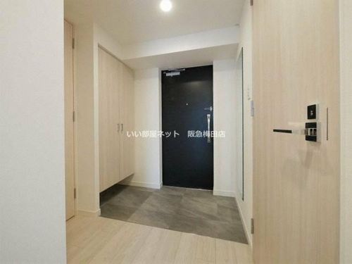 コンフォリア・リヴ新大阪WESTの玄関