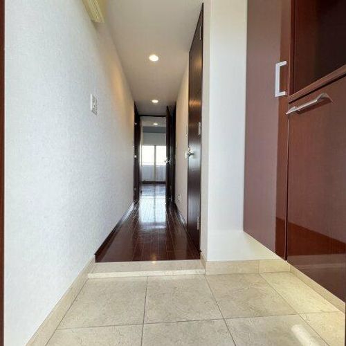 ラドーニ清水の玄関