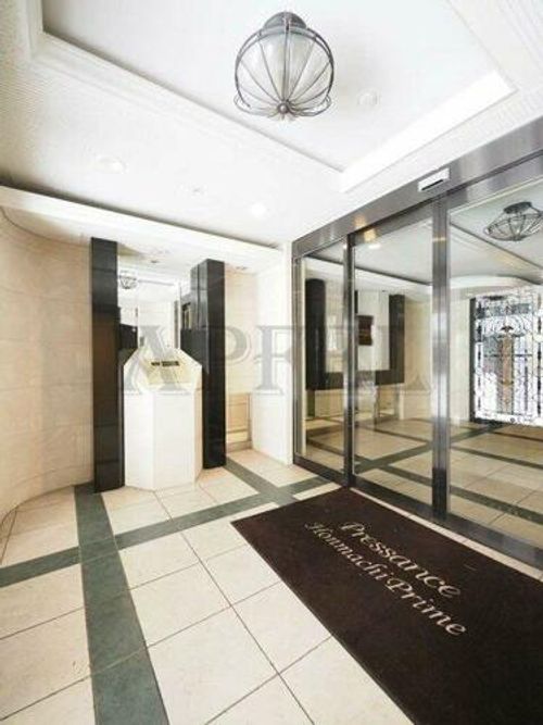 プレサンス本町プライムの玄関