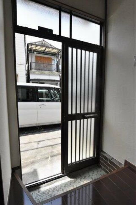 大阪府堺市東区日置荘西町6丁(一戸建)の賃貸物件の玄関