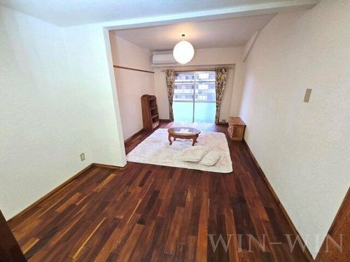 ユトリロ八通の居間