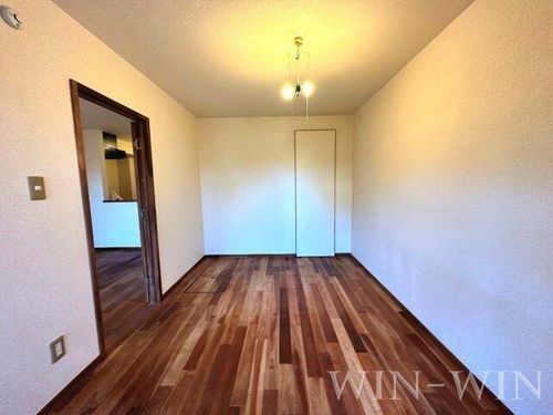 ユトリロ東幸の内装