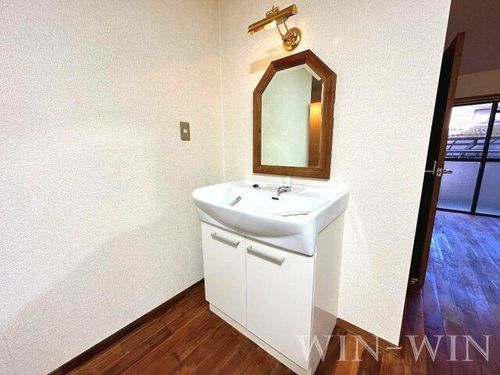 ユトリロ東幸の内装