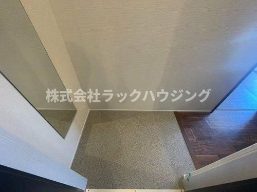大阪府大東市新町(マンション)の賃貸物件の玄関