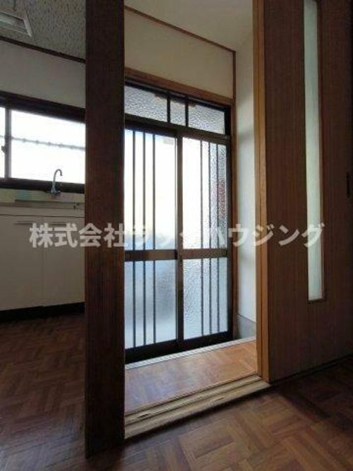大阪府寝屋川市黒原旭町(テラスハウス)の賃貸物件の玄関