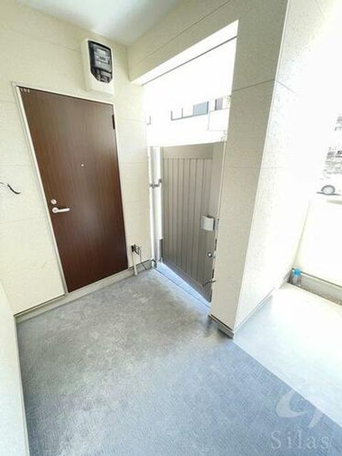 ジーメゾン山科ノースの玄関