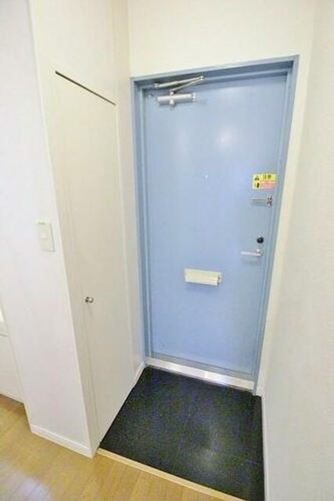 レオパレスTsuruhara2001の玄関
