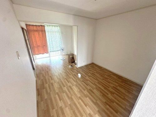 廻鶴ハイツの居間