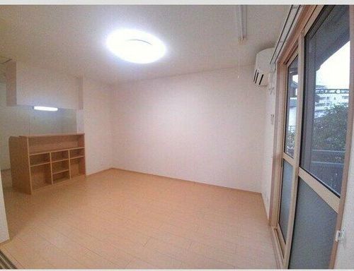 コーポラス港栄の居間