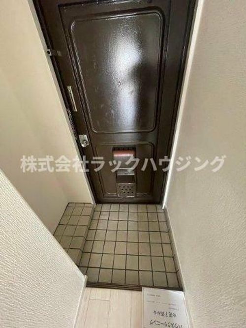 太秦グリーンハイツB棟の玄関