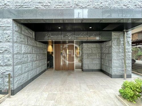 エス・キュート京町堀の玄関