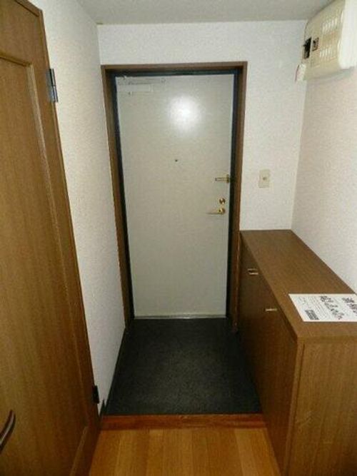 秀壱番館402の玄関