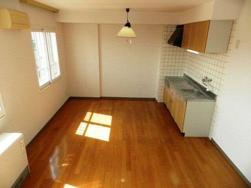 秀壱番館402の居間