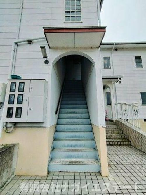 フラワーコート202の玄関