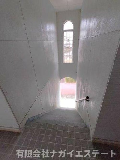 フラワーコート202の玄関