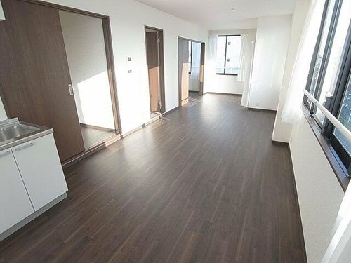 御崎本町ビルの居間