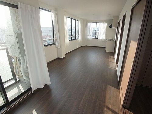 御崎本町ビルの居間