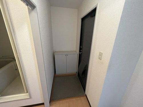 シャレオ上大市206の玄関