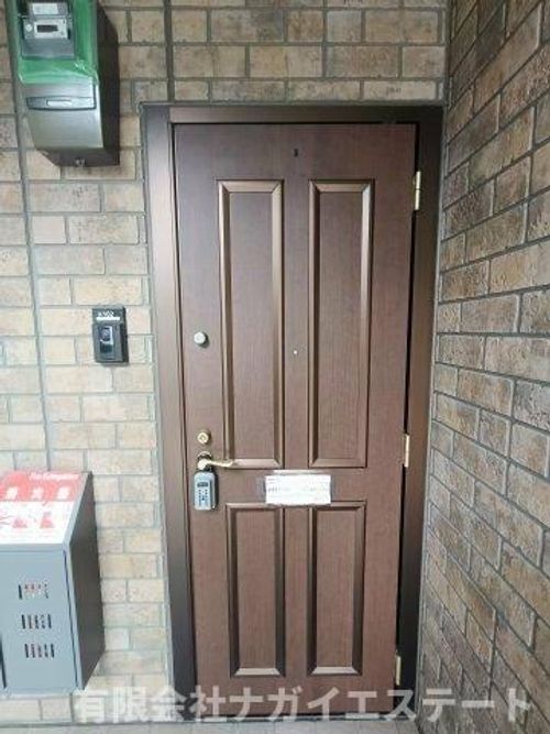 アミカル コート A棟102の玄関