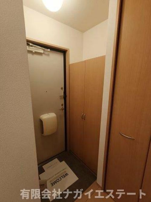 アミカル コート A棟102の玄関