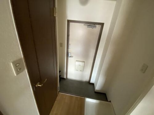 ウィステリアクレハ202の玄関