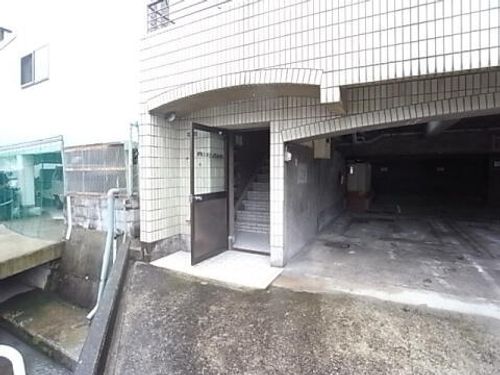 ジャルダン宝塚弐番館305の玄関