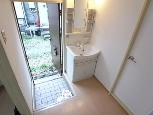 平田ハイツ201の玄関