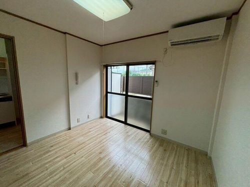 フラッツ栄根(さかね)103の居間