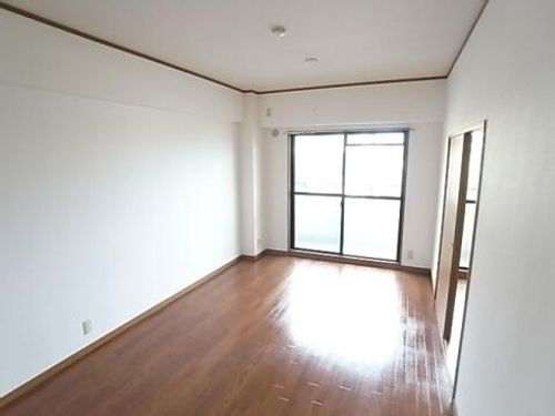 ラヴールイナダIの居間