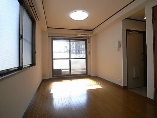 アベニール栄301の居間