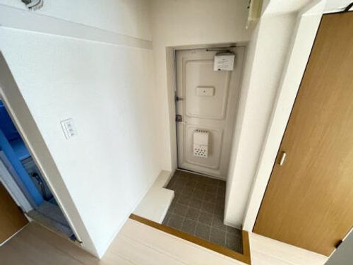 逆瀬川団地6号棟の玄関