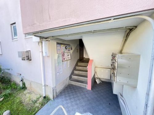 逆瀬川団地6号棟の玄関