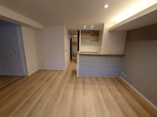 シャーメゾンガーデンズ芦屋浜町107の居間