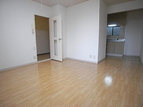 ドミール花屋敷102の居間