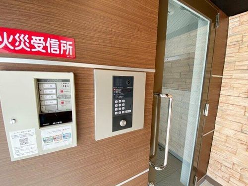 ソリティア桃谷の玄関