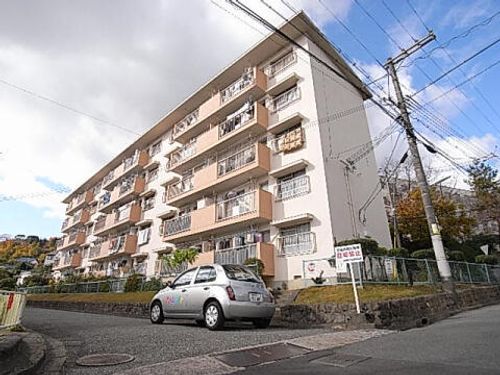 川西松ケ丘団地1号棟の外観