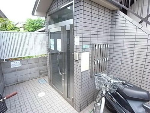 アモ花屋敷100の玄関