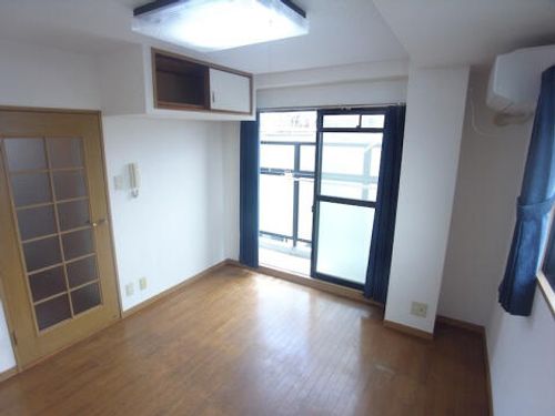 ワンズ仁川203の居間