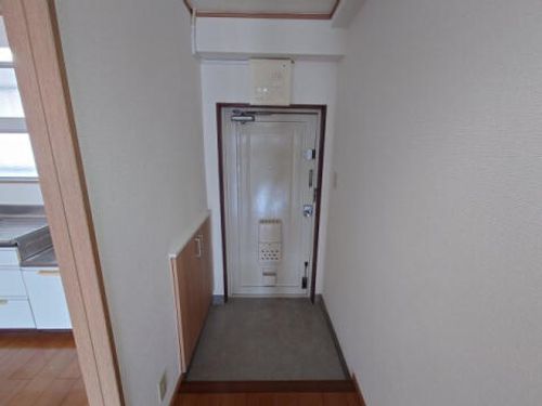橋本マンション203の玄関