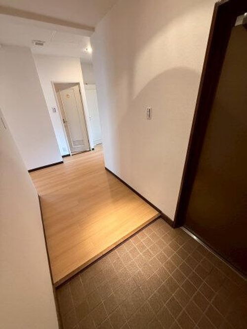 ロイヤルオーク102の玄関