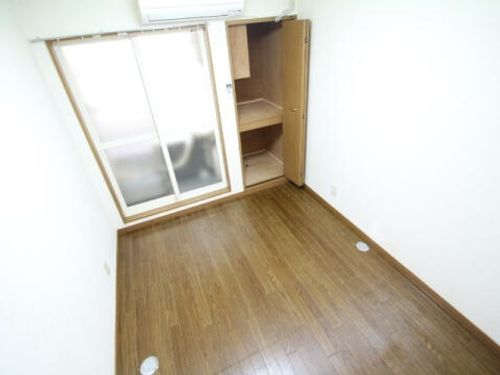 花屋敷日進ビルB307の居間