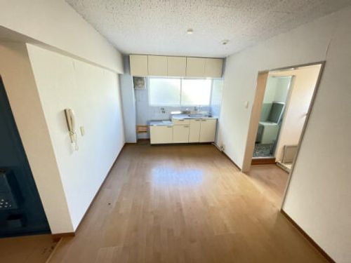 翠光ハイツ206の居間