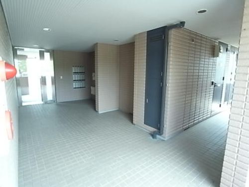 グレイス西宮北口A棟305の玄関
