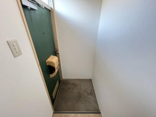 若草ハイツの玄関