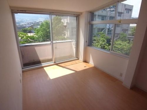 ルミエール苦楽園301の居間
