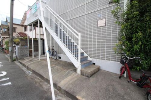 サンビレッジ呉服103の玄関