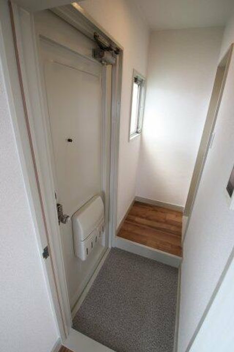 ハイツまほろばの玄関