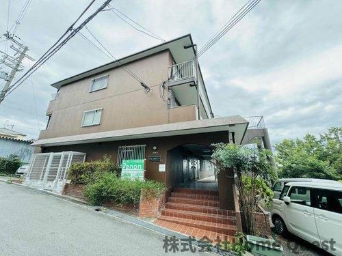 玉手山内外ハイツの外観