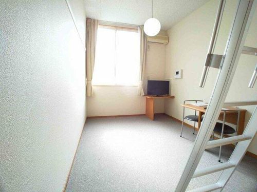 レオパレスハーモニー高石201の居間