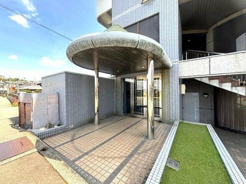 芸大ヒルズの玄関